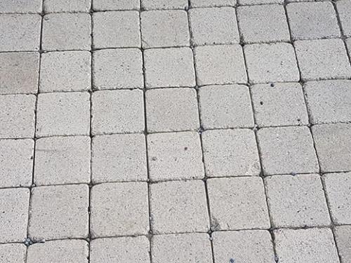 Pavés béton teintés